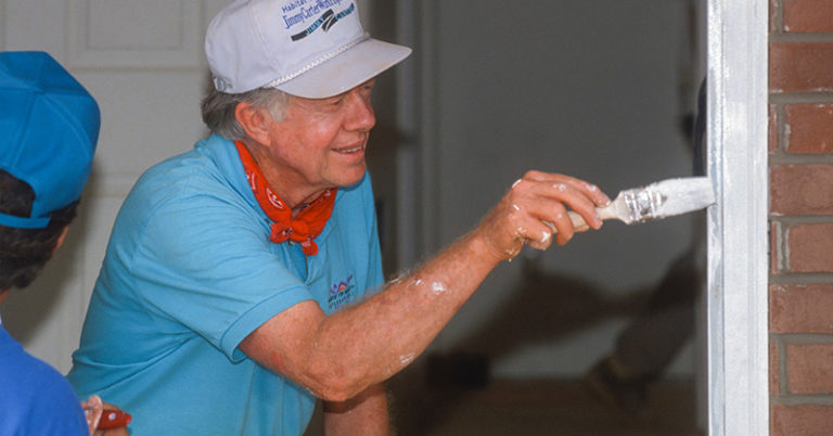 Former President Jimmy Carter lives in a $167,000 house and shops at the Dollar General - Featured image