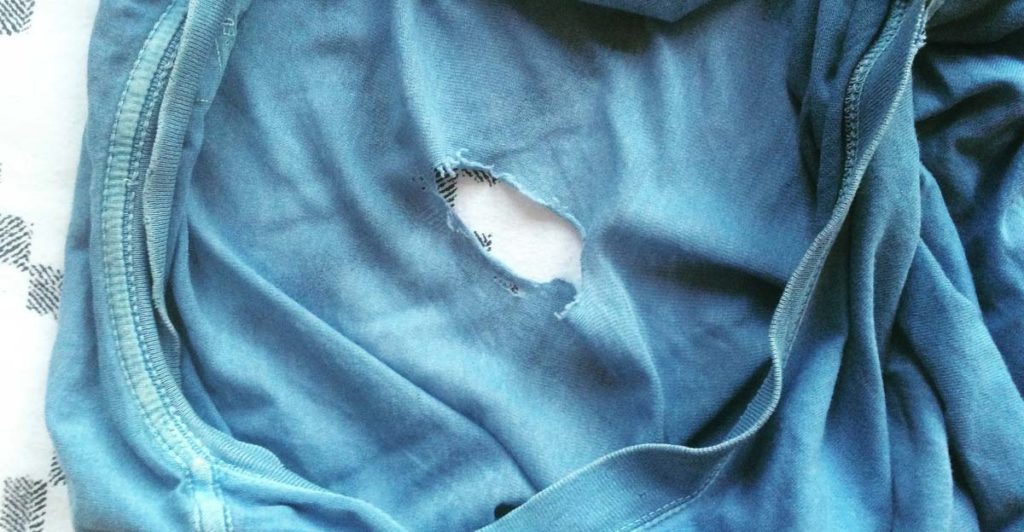 Only One In Seven People Can Get This Right – How Many Holes Are In This T-Shirt? - Featured image