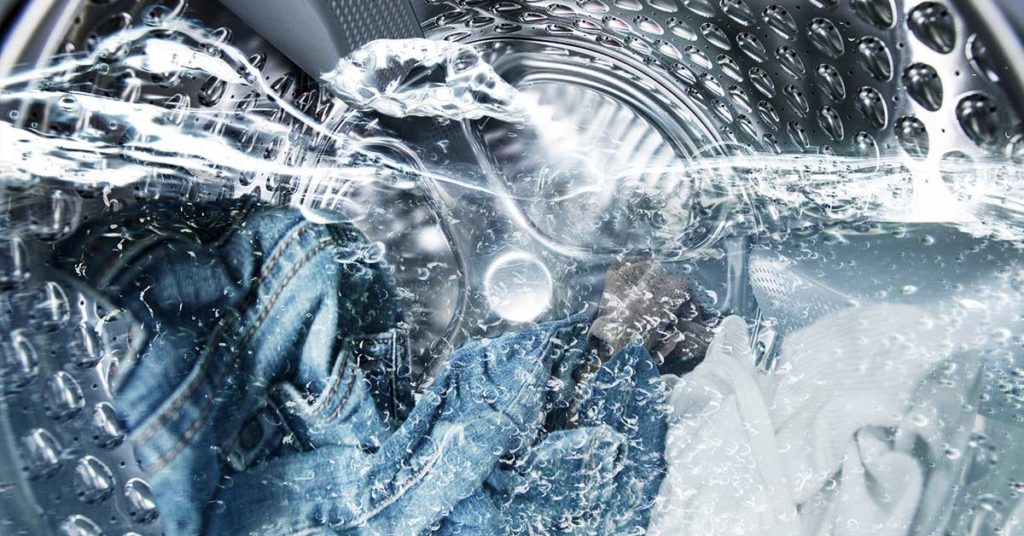 Vinegar Is the Secret to Soft Towels, Whiter Whites, and More Laundry Solutions - Featured image