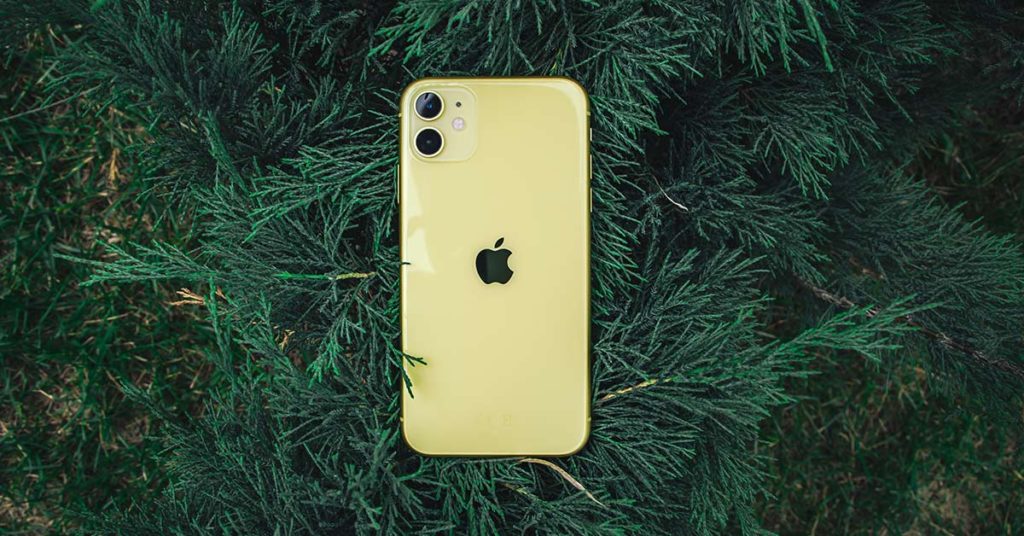 iPhone falls out of a plane and survives, with all the action recorded - Featured image