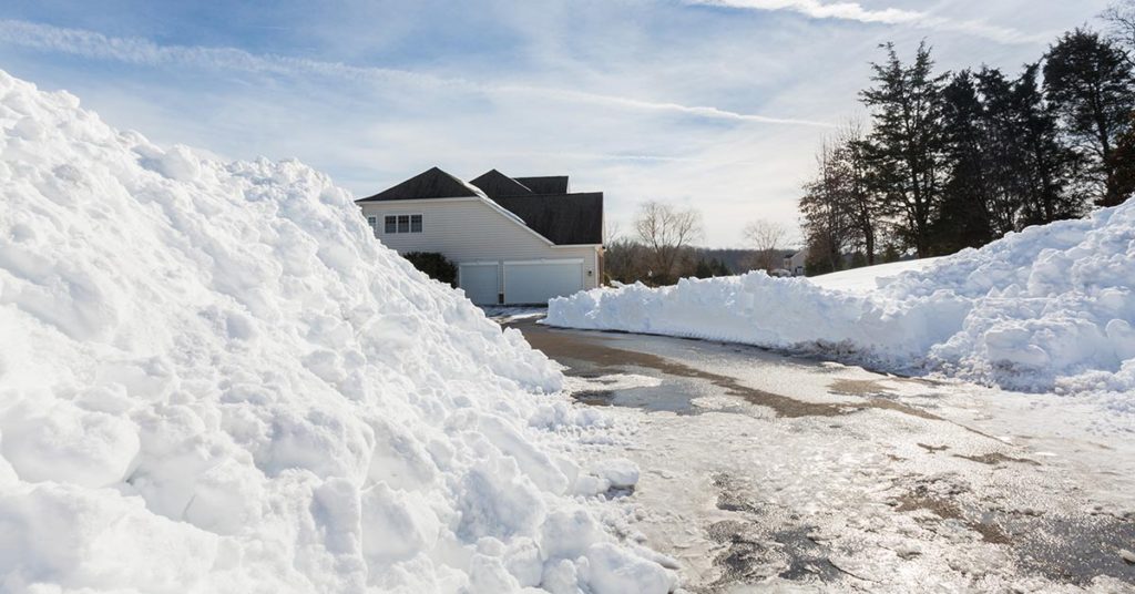Kentucky man clears snowy driveway using flamethrower - Featured image