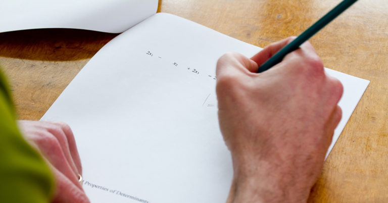 Very few people can solve this math problem without using a calculator - Featured image