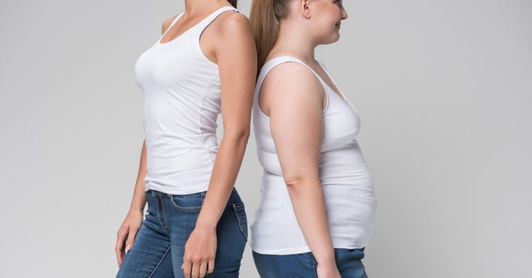 Two Friends Show How the Same Outfits Look on Women With Different Body Types - Featured image