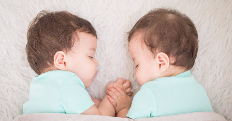 Special Bond Since Mama’s Womb: Sweetest Video Of Twin Babies Cuddling Each Other In The Sleep - Featured image