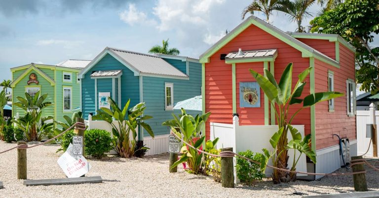 Seniors Are Buying Tiny Homes to Live Their Golden Years Off the Grid - Featured image