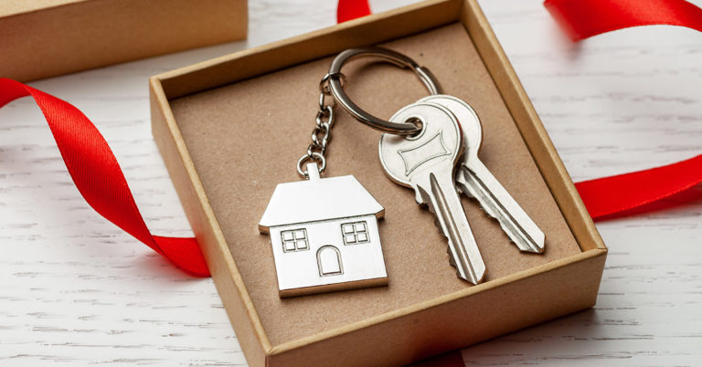 A Dad Bought His 13-Year-Old Daughter A House To Teach Her Fiscal Responsibility - Featured image