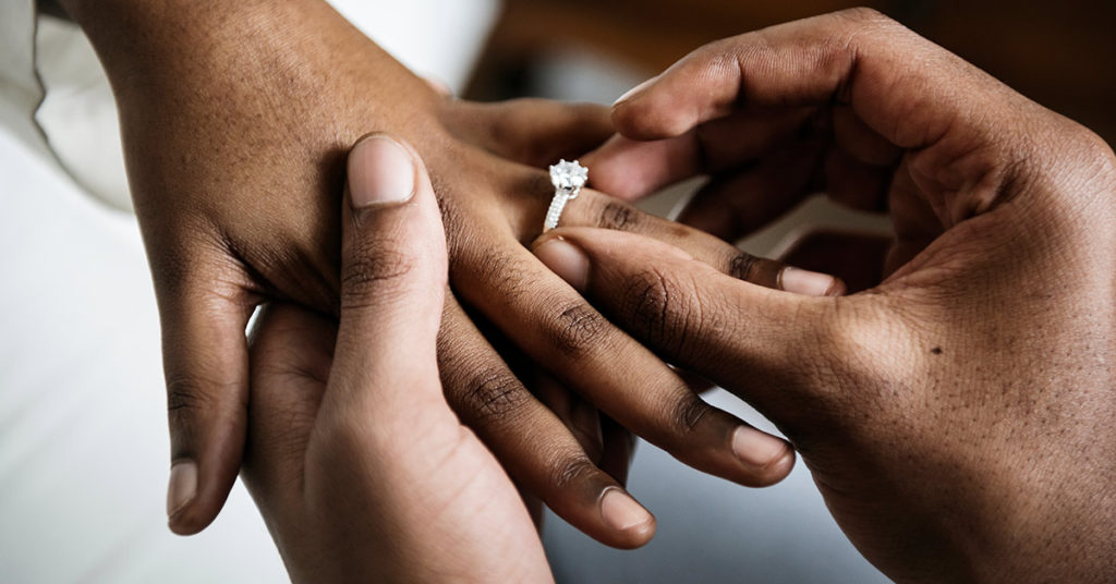 Journalist Attempts To Shame Man For Proposing At KFC, Now Some Of The Biggest Companies Are Offering To Pay For Their Wedding - Featured image