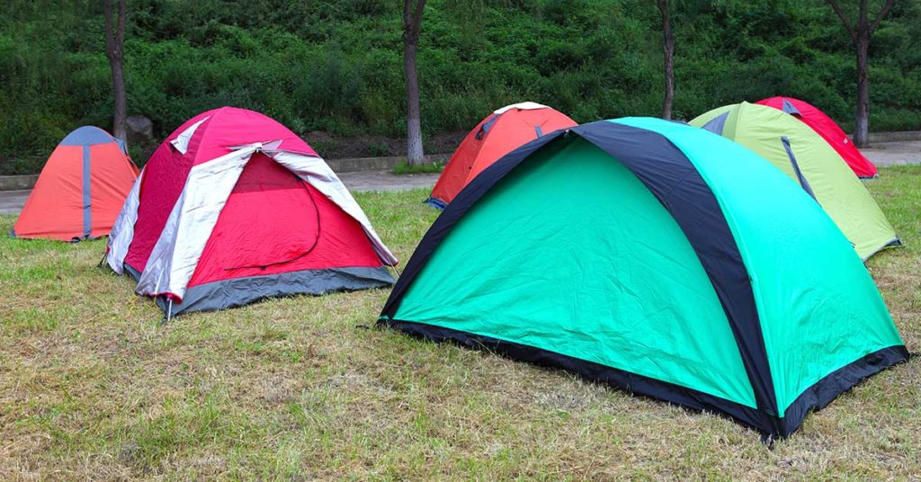 Man Invites Homeless People To Camp On His Lawn And Challenges Mayor To Do More - Featured image