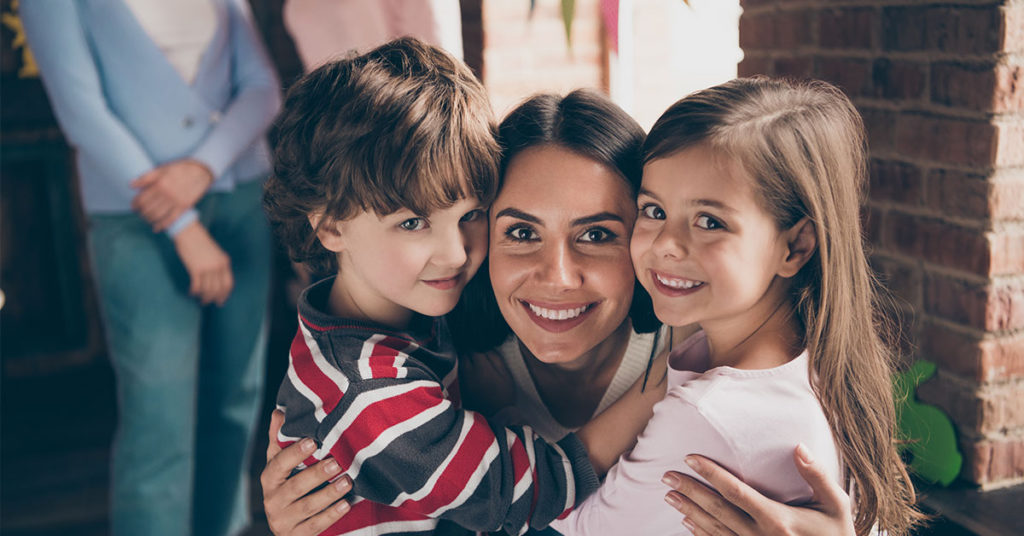 Experts Say Aunts Are Just As Important As Moms When It Comes To Raising Kids - Featured image