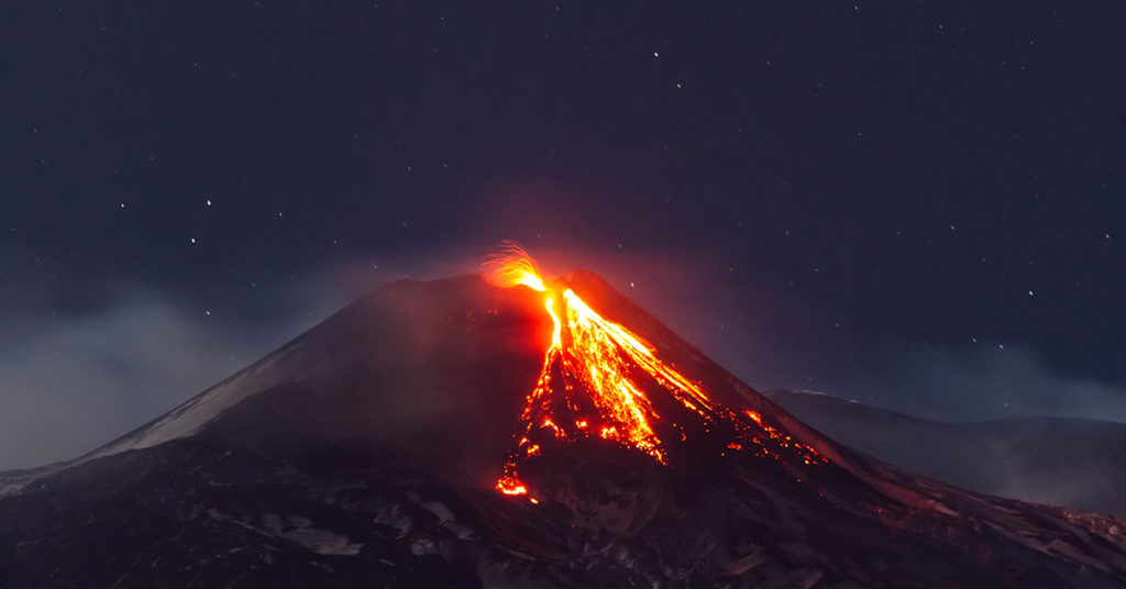 This Photographer Accidentally Shot a Meteor While Capturing a Volcano - Featured image