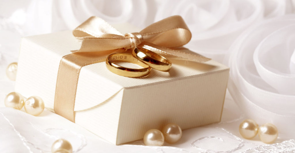 9 Years Later, Couple Finally Open the Wedding Gift an Aunt Told Them Not To Open - Featured image