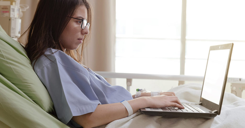 Kindergarten teacher keeps teaching from hospital room while undergoing chemotherapy - Featured image