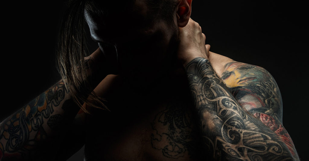 Watch This Woman React to Seeing Her Boyfriend Without His Tattoos for the First Time - Featured image