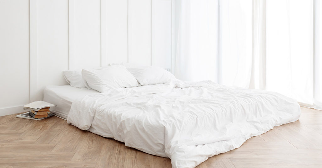 Why Do So Many Adult Men Keep Their Mattresses On The Floor - Featured image