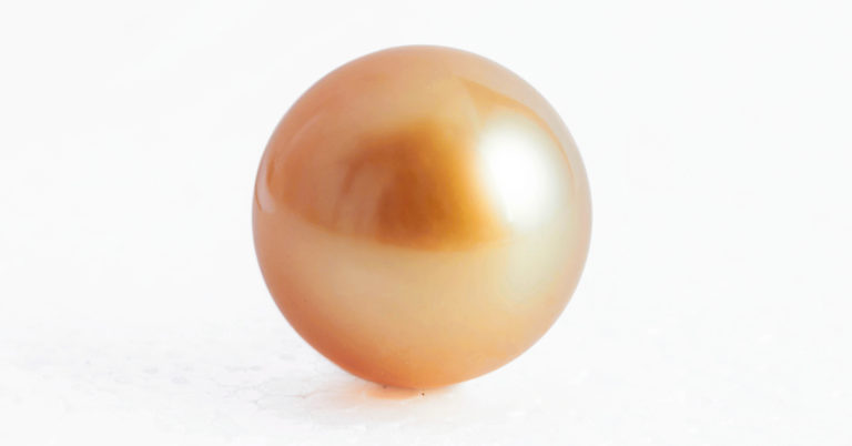 Poor Fisherman Finds Extremely Rare Pearl Worth $330,000 While Searching for Food - Featured image
