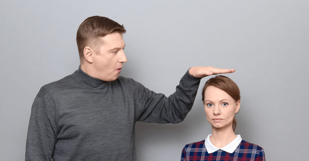 25 problems only girls 5-foot-2 and under can relate to - Featured image