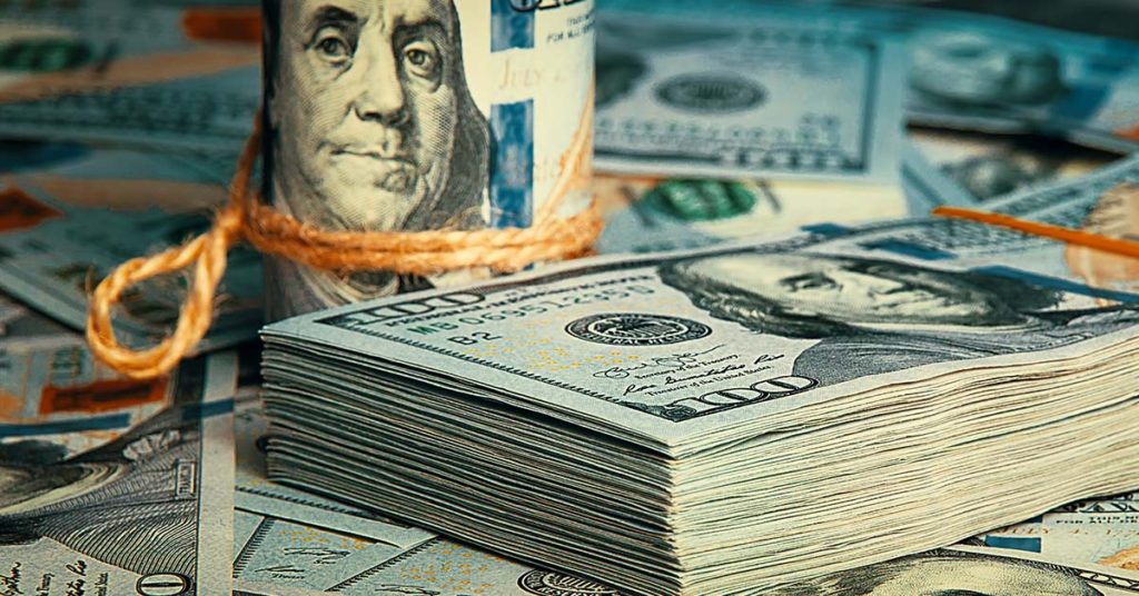 Dick Van Dyke, 95, hands out wads of cash to people in need in Malibu - Featured image