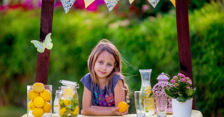 Bikers lined up at girl’s lemonade stand after mom helped save them during crash - Featured image