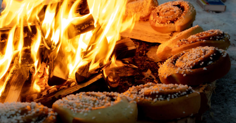 People Are Roasting Cinnamon Rolls Over A Campfire And It’s Pure Genius - Featured image
