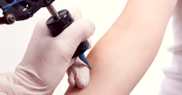 Woman Gets L and R Tattooed On Her Hands After Struggling To Tell Right From Left - Featured image