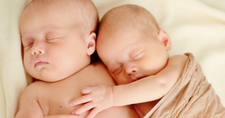 53-year-old mom and 31-year-old daughter give birth weeks apart to sisters - Featured image