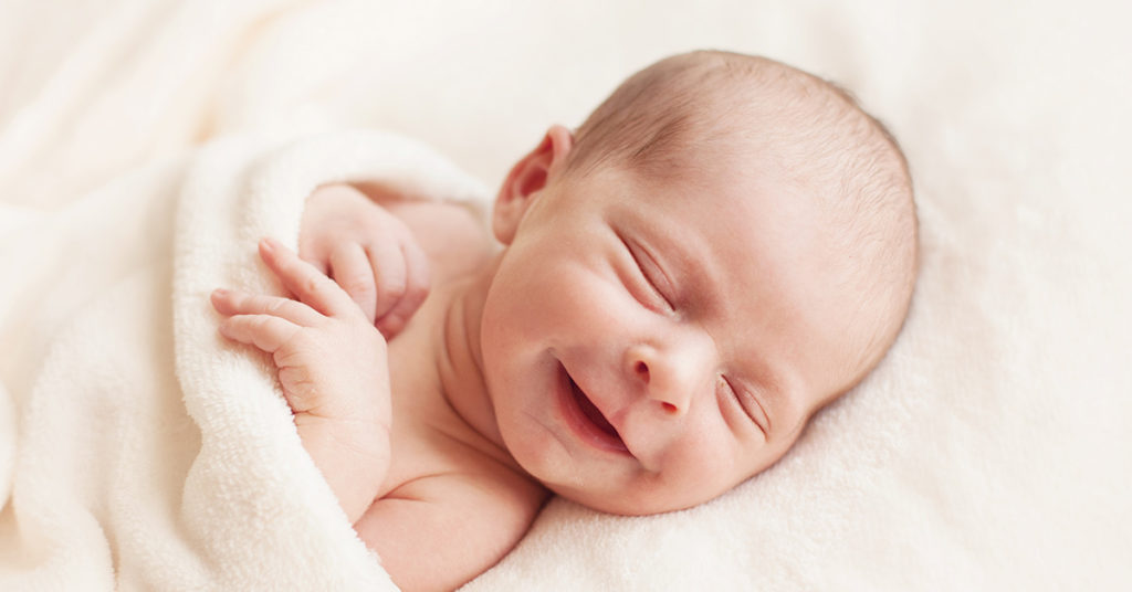 Newborn Greets Her Dad with a Big Smile As She Recognizes His Voice - Featured image