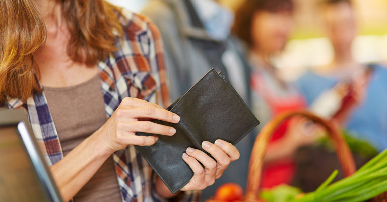 Kind Man Buys Woman’s Groceries After Hearing Her Tell Daughter They Couldn’t Afford To Eat That Night - Featured image