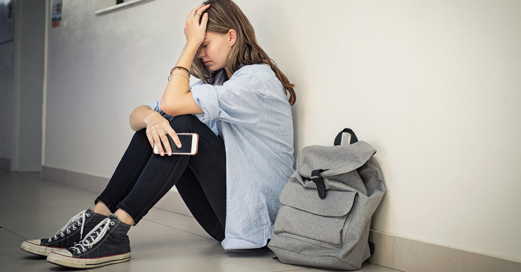 Student Tears Up As The Principal Gives Her Cellphone To The Cop. Then He Notices That Something’s Off - Featured image