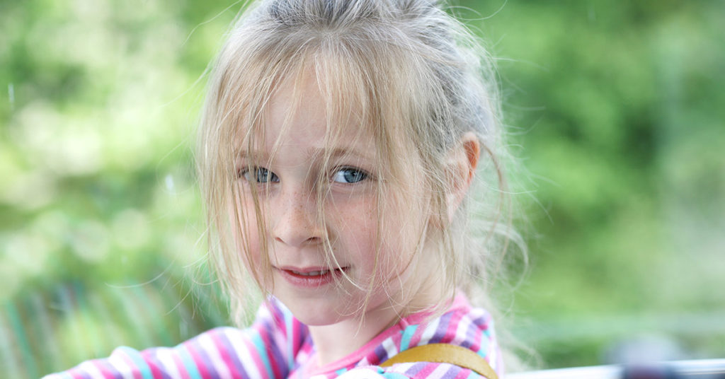 Little Girl With ‘Uncombable Hair Syndrome’ Rocks Her Unique Style - Featured image