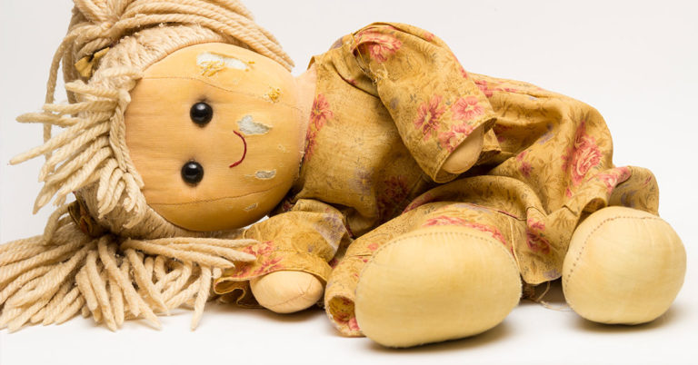 Man left in shock after finding rag doll holding spine-chilling note inside the wall of new home - Featured image