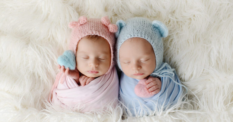 Parents capture newborn twin’s short life with heart-stirring photos - Featured image