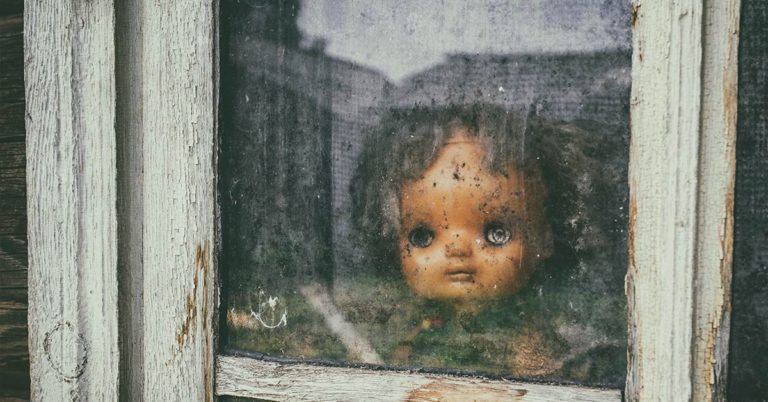 Mother Turns Her Baby into a Bloodthirsty ZOMBIE for A Gory Halloween Shoot - Featured image