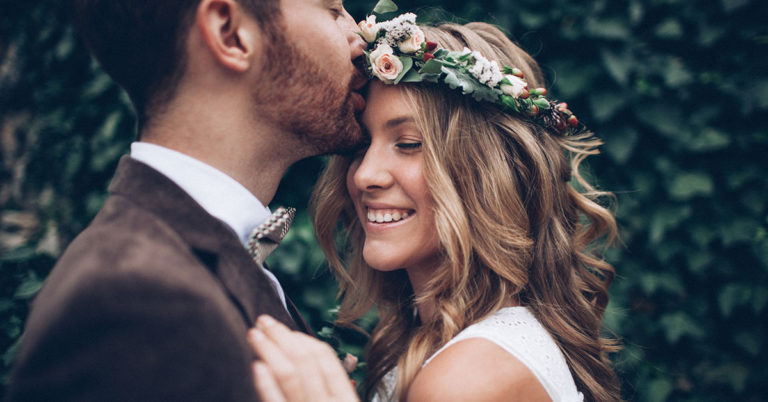 Video of blind man marrying woman in tactile dress so he could feel her beauty goes viral - Featured image