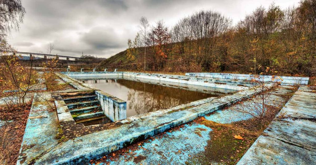 Photographer Finds Locations Of 1960s Postcards To See How They Look Today, And The Difference Is Unbelievable - Featured image