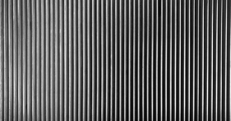 People Are Losing Their Minds Trying To See the Hidden Image Behind These Bars - Featured image