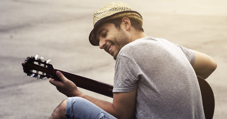 Street Performer Is Ignored By Everyone— Then 4 Kittens Came To Show Their Support - Featured image