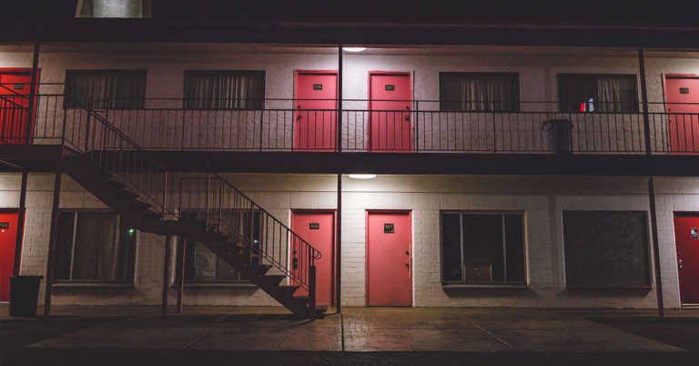 Couple with Kids Kicked Out of Motel for Having No Money Are Gifted a New Apartment - Featured image