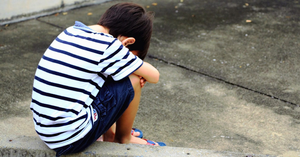 Little Boy Goes Door to Door Begging for Food for Sick Mom, Then Local Priest Follows His Trail – a Short Story - Featured image