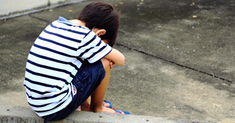 Little Boy Goes Door to Door Begging for Food for Sick Mom, Then Local Priest Follows His Trail – a Short Story - Featured image