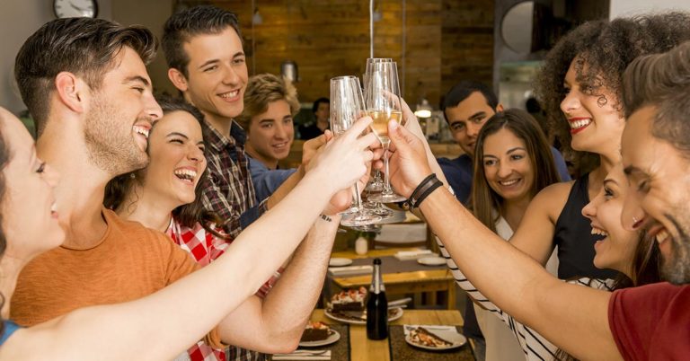 20 Friends Dined at a Mississippi Restaurant. They Each Left a $100 Tip for a Single Mom. - Featured image