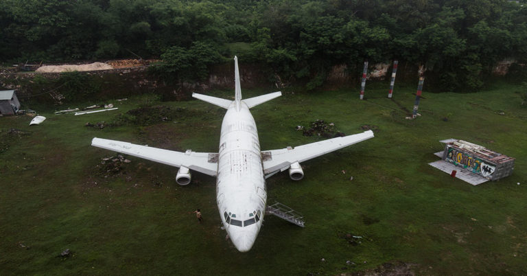 The Life Of The Man Who Lives In The Middle Of The Forest In An Abandoned Plane (+ Photos) - Featured image