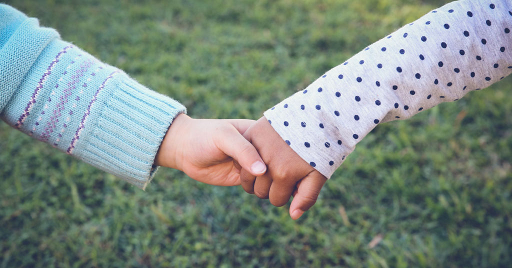 Twin Girls Born with Different Skin Colors Grow Into Beautiful Women - Featured image