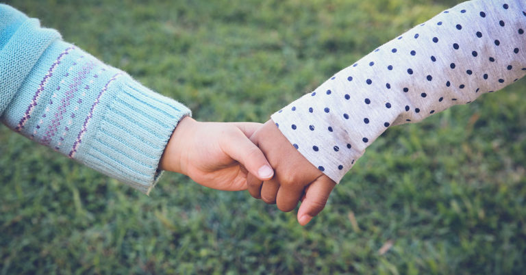 Twin Girls Born with Different Skin Colors Grow Into Beautiful Women - Featured image