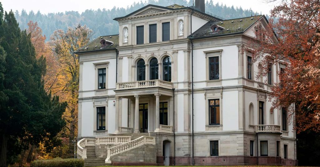 Woman Gets a Job as a Maid in Rich Old Lady’s House and Sees Her Baby Photo There — a Short Story - Featured image