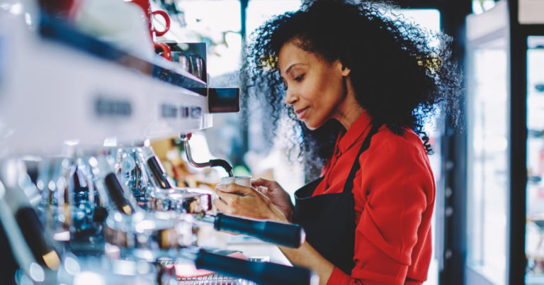 3-Year-Old Girl Abruptly Asks Waitress about Her Skin Color and Gets a Profound Response - Featured image