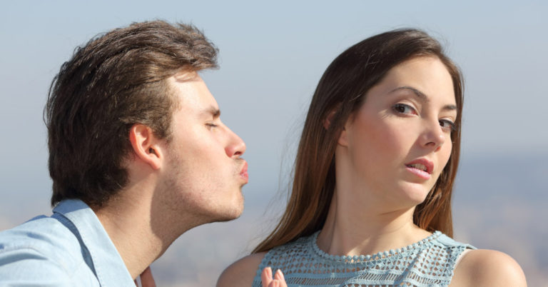 A woman got asked out by the guy who bullied her as a kid, so she stood him up with this awesome note - Featured image