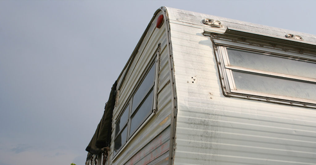 11-year-old girl buys a dated camper for $400 and turns it into the cutest tiny home - Featured image