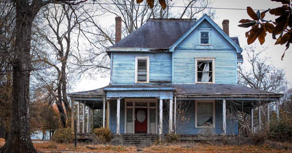 While Sister Inherits Mansion, Brother Only Gets Abandoned House and Finds a Hidden Floor There – A Short Story - Featured image