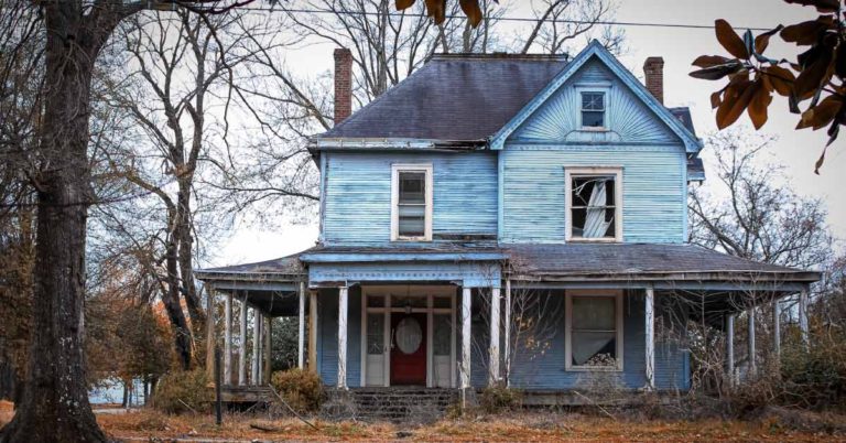 While Sister Inherits Mansion, Brother Only Gets Abandoned House and Finds a Hidden Floor There – A Short Story - Featured image