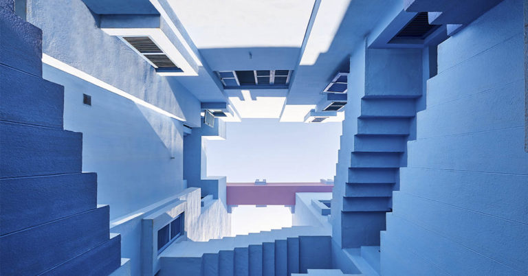 Is This Man Inside or Outside His House? Your Answer Reveals Your Personality - Featured image